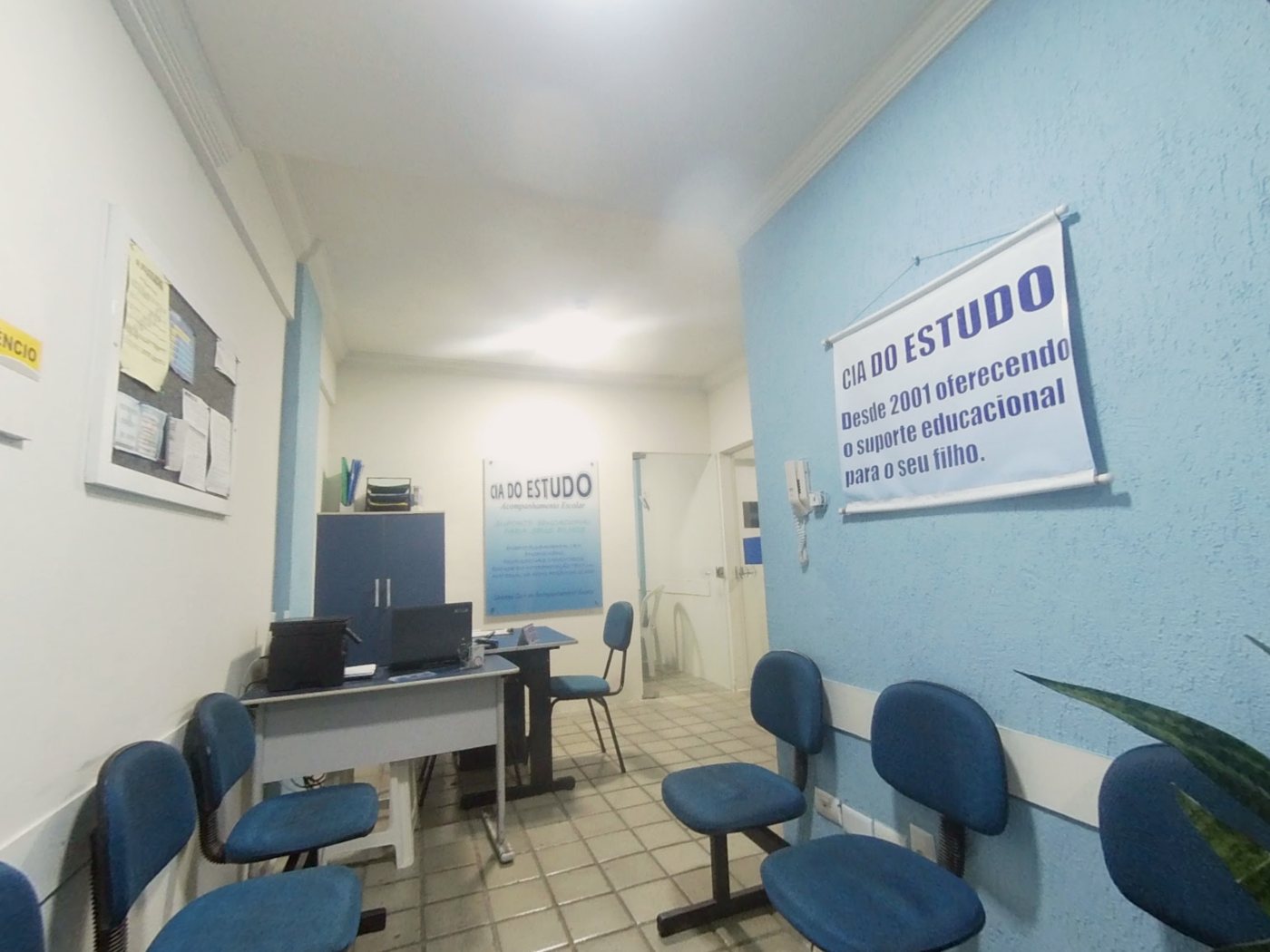 Recepção da Cia do Estudo com o banner: desde 2001 oferecendo o suporte educacional para o seu filho