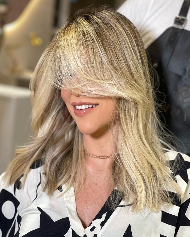 Cabelo loiro repicado com franja cortina