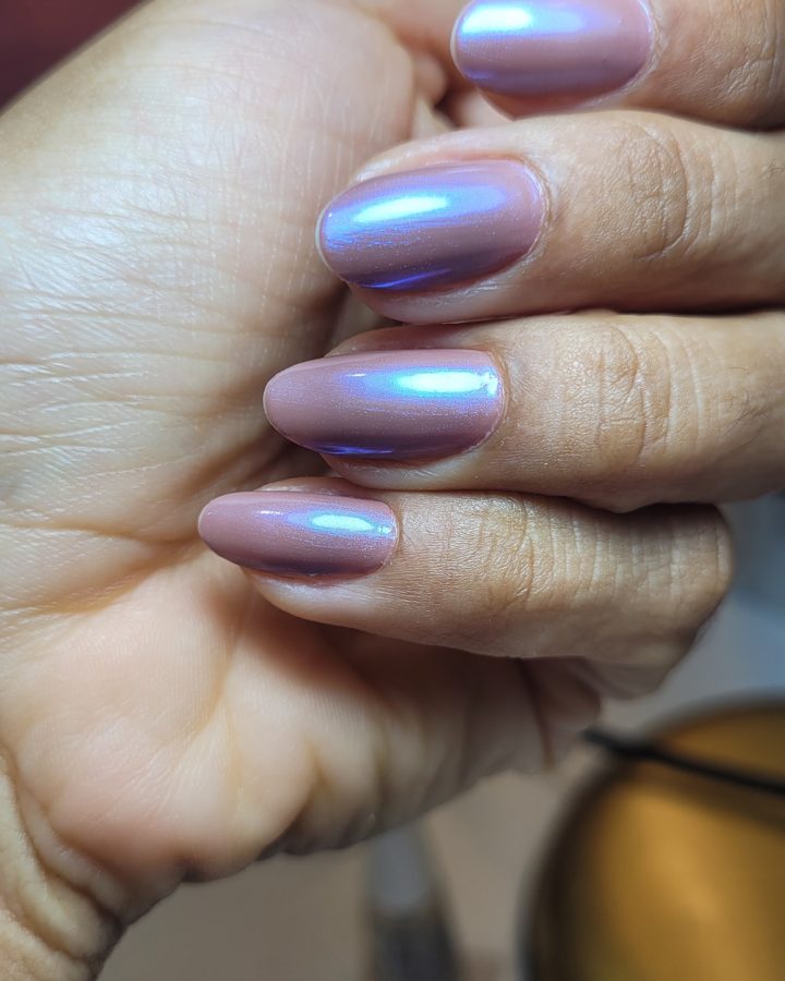 Unhas curtas com esmalte cromado lilás