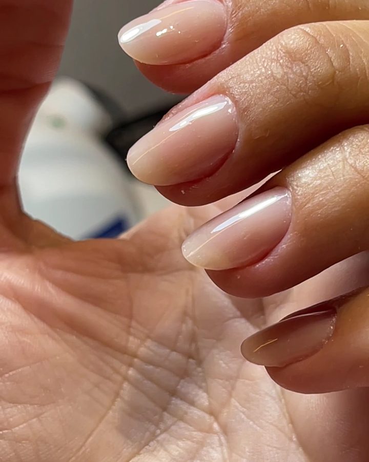 Unhas curtas amendoadas em tom nude rosado