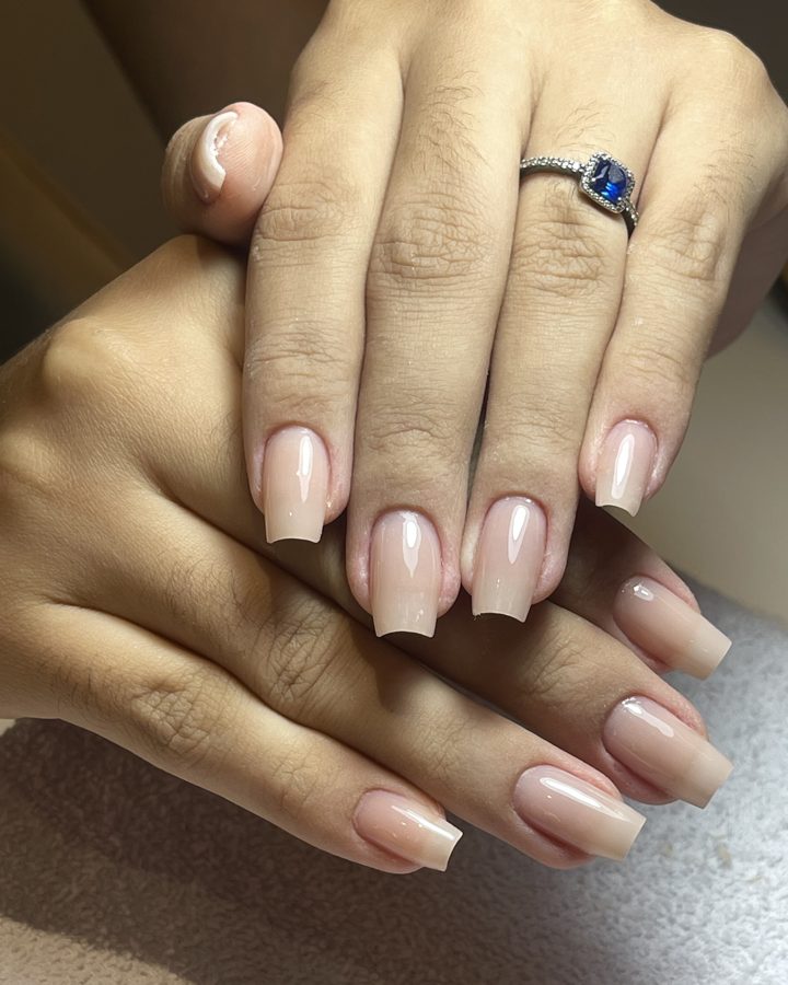 Unhas quadradas em esmalte nude