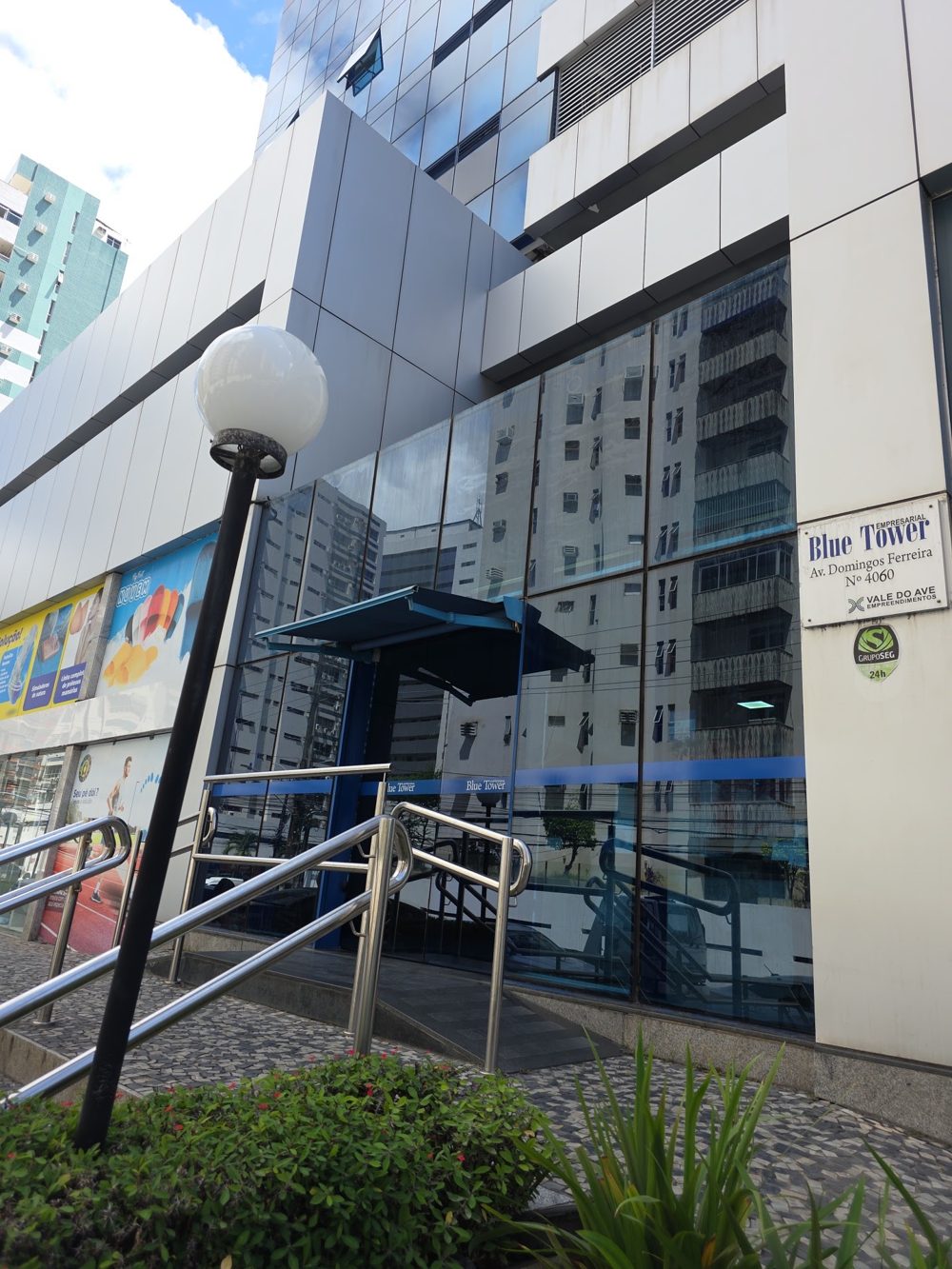 Entrada do Empresarial Blue Tower, onde fica a Correria, na Av. Eng. Domingos Ferreira