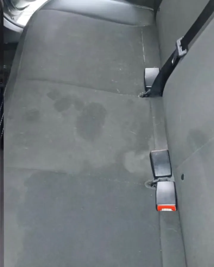 Banco traseiro de carro com manchas, antes