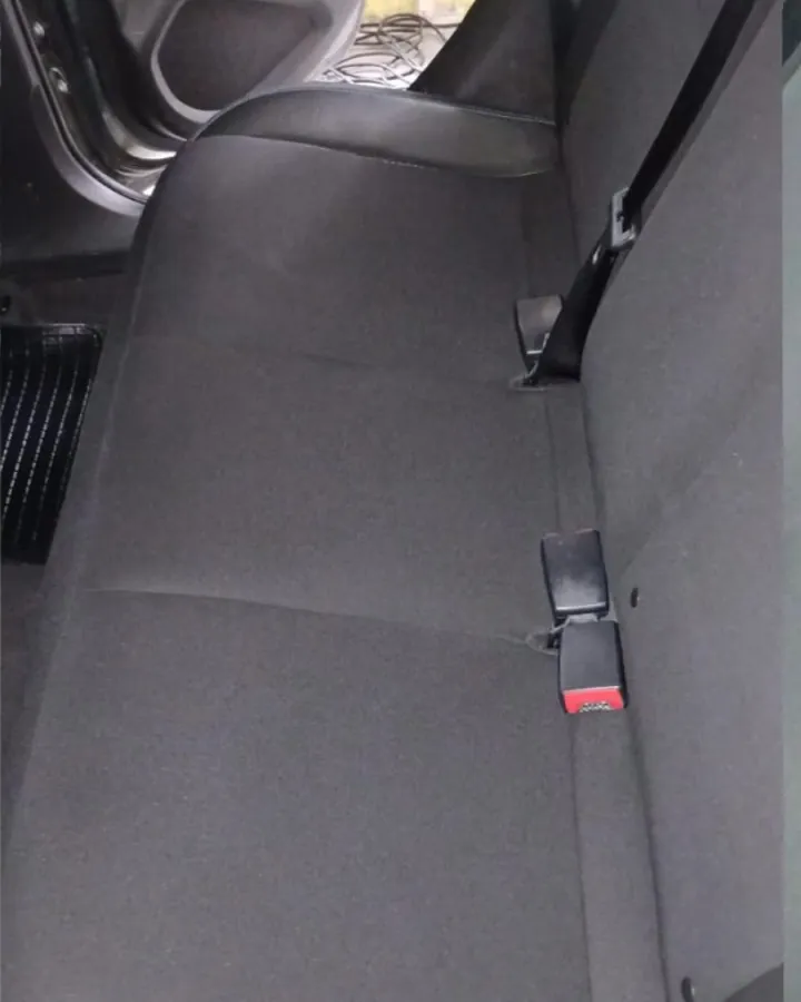 Banco traseiro de carro com manchas, depois