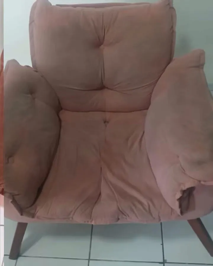Poltrona rosa higienizada pela Mega Jato, antes