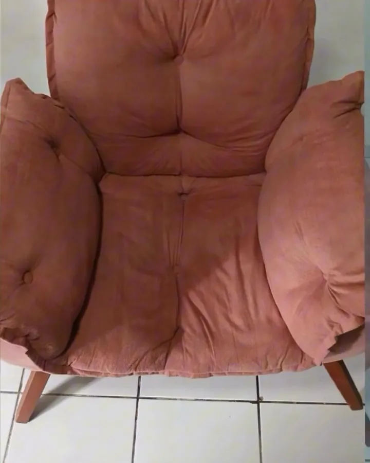 Poltrona rosa higienizada pela Mega Jato, depois