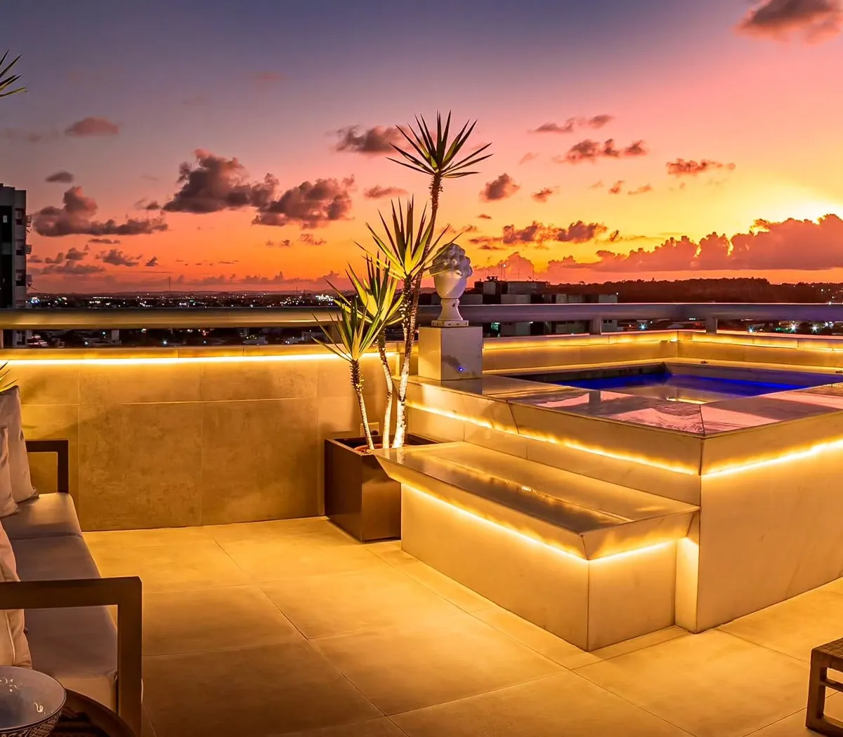 Piscina da cobertura com iluminação embutida no revestimento