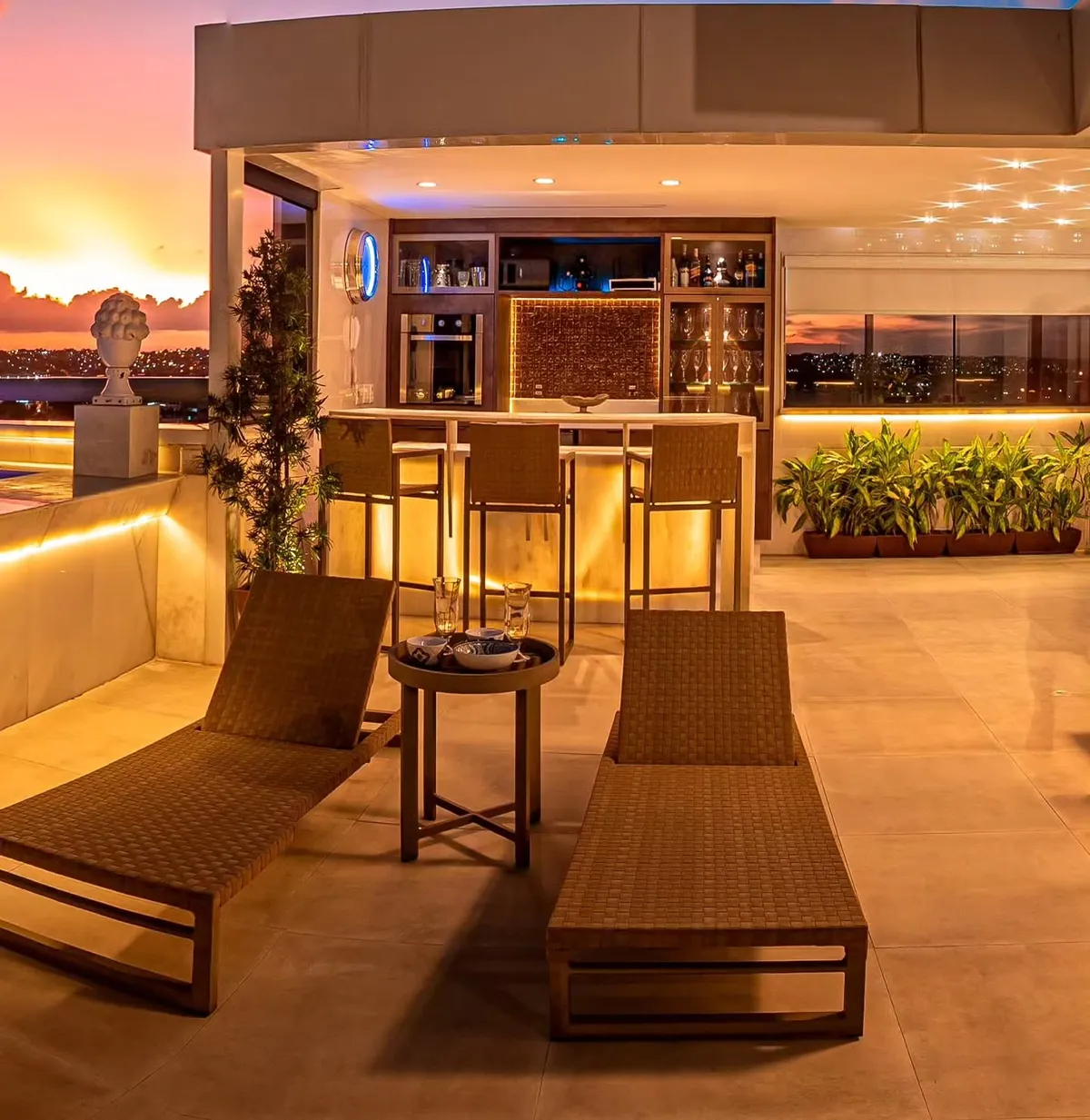 Bar e espaço gourmet integrados à área da piscina