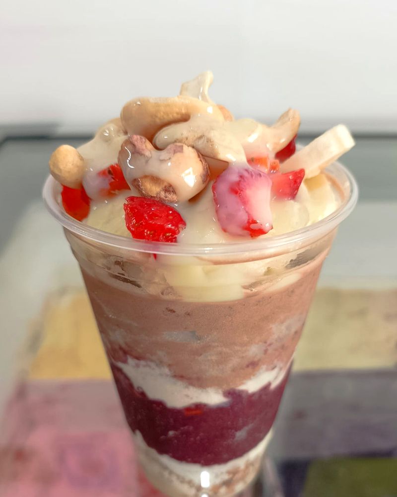 Copo com açaí, creme, morango, banana e castanha