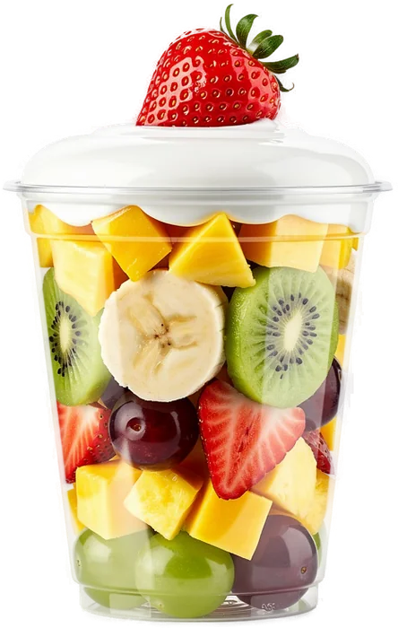 Copo de salada de frutas com creme e morango