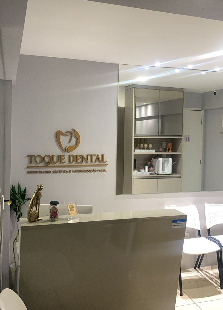 Recepção da Toque Dental com o letreiro dourado na parede